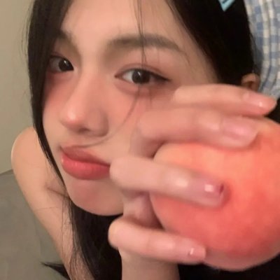 潘乔维亚和一个裸女之间